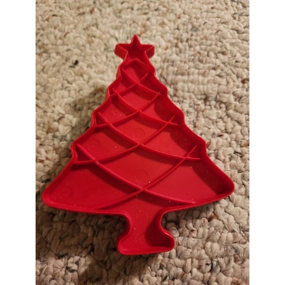 VINTAGE TUPPERWARE CHRISTMAS TREE PLASTIC COOKIE CUTTER - Picture 1 of 2